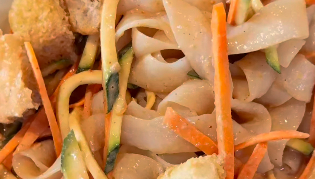 Tagliatelle di konjac con salsa fredda alla tahina e tofu fermentato: freschezza estiva in chiave plant-based